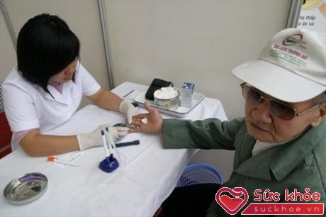 Khi trời nóng, người cao tuổi nên kiểm tra đường huyết thường xuyên. Ảnh: TM.