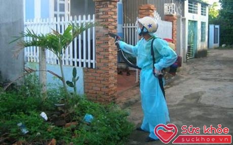 Phun thuốc diệt muỗi trong và ngoài nhà chủ động phòng bệnh sốt xuất huyết.
