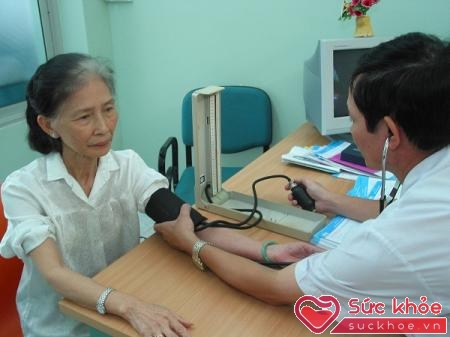 Cần kiểm tra huyết áp thường xuyên để phòng ngừa nguy cơ mắc bệnh. 