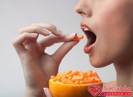 Bổ sung vitamin C bằng thuốc phải theo hướng dẫn của bác sĩ.
