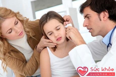 Cha mẹ nên cho trẻ đi khám tai định kỳ để phòng tránh các bệnh về tai (Ảnh: Internet)
