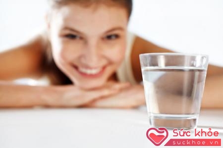 Uống đủ nước là điều cần thiết cho một cơ thể khỏe mạnh