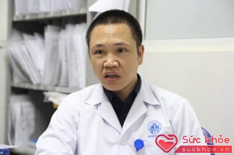 TS Nguyễn Lý Thịnh Trường chia sẻ với phóng viên về hai ca phẫu thuật tim bẩm sinh đặc biệt tại Trung tâm tim mạch