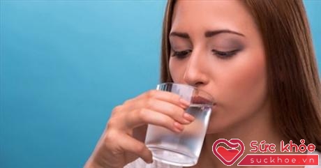 Uống một cốc nước lạnh vào buổi sáng có thể tránh được viêm họng dị ứng.