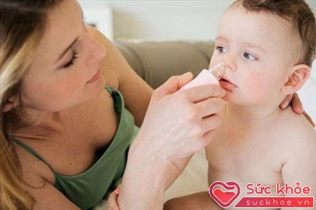 Khi dùng thuốc nhỏ mũi cho trẻ nhỏ cần thận trọng và phải theo sự chỉ định của bác sĩ.