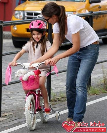 Suri Cruise đi xe đạp dưới sự hướng dẫn của mẹ