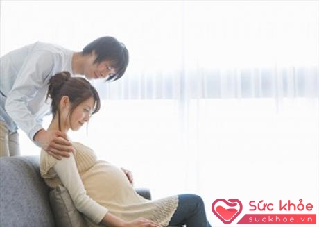 Trong những tuần đầu mang thai, phụ nữ thường cảm thấy nhu cầu tình dục giảm do sợ ảnh hưởng xấu tới thai nhi hoặc do cảm thấy mệt mỏi