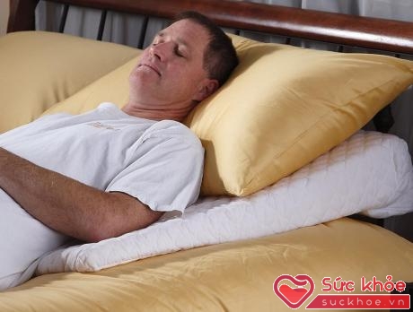 Nâng cao đầu khi ngủ giúp hạn chế trào ngược về đêm