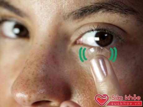 Kính áp tròng được dùng trực tiếp vào mắt nên nếu sử dụng chúng không đúng cách có thể ảnh hưởng đến cấu trúc của đôi mắt bạn.