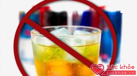 Việc pha rượu với nước tăng lực khiến người dùng kéo dài thời gian uống và dễ có nguy cơ ngộ độc. Ảnh: News.