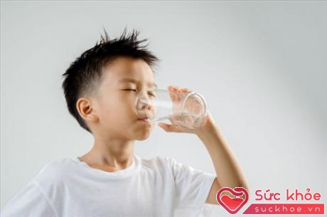 Nếu một đứa trẻ được bố mẹ tập thói quen uống nước lọc ngay từ đầu, trẻ sẽ quen với việc uống nó khi khát (Ảnh minh họa)