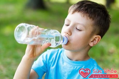 Nhiều người nghĩ rằng nước đóng chai tốt hơn cho trẻ (Ảnh minh họa).