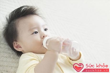 Trẻ sơ sinh uống nhiều nước có thể gây ra hiện tượng co giật và thậm chí là tử vong (Ảnh minh họa)