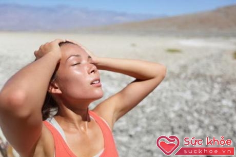 Ngày hè nóng bức, khi tiếp xúc với ánh nắng mặt trời trong thời gian dài có thể gây bỏng da, lâu dần dẫn đến ung thư da.