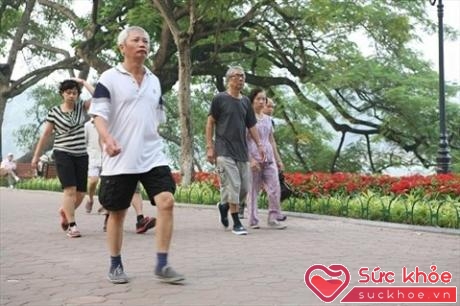 Đi bộ là phương pháp thể dục phù hợp cho người bệnh tim. Ảnh: TM