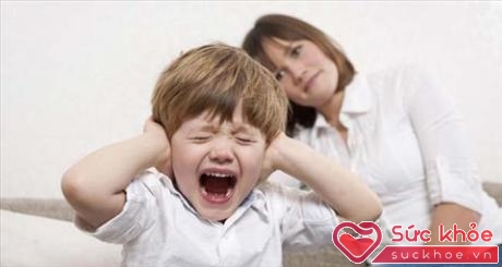 Trẻ thường trải qua 5 giai đoạn diễn biến tâm lý khi bị la mắng.