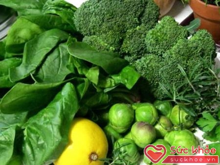 Tăng cường ăn rau xanh để thúc đẩy sự hấp thụ vitamin D và trao đổi canxi (Ảnh minh họa: Internet)
