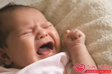  Trẻ giật mình và quấy khóc khi đang ngủ có thể là dấu hiệu nhận biết bệnh còi xương
