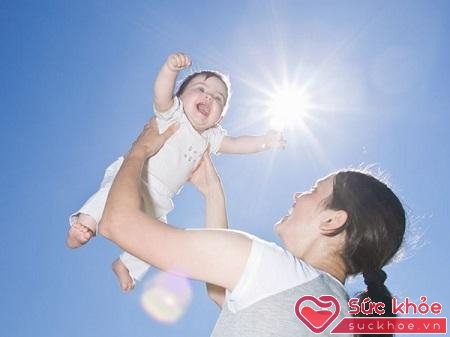 Tắm nắng cho trẻ, tăng cường vitamin D, điều hòa chuyển hóa hấp thụ canxi chống còi xương