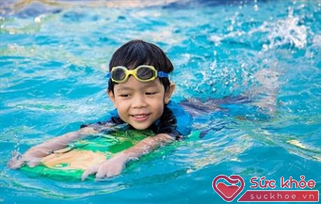 Dạy cho trẻ mở mắt dưới nước mà không cần kinh bơi có thể giúp trẻ phản xạ tốt hơn trong các tình huống nguy hiểm (Ảnh minh họa).