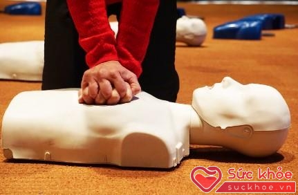 Kỹ thuật hồi sức tim phổi CPR có thể giúp cấp cứu nạn nhân đuối nước một cách kịp thời (Ảnh minh họa).