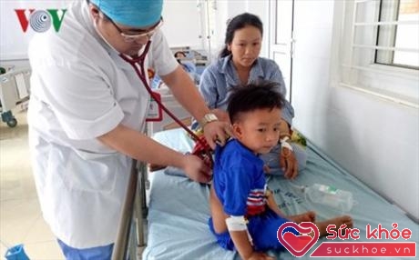 Bác sĩ Lương Bảo Chung Khoa hồi sức tích cực chống độc Bệnh viện Đa khoa tỉnh Sơn La, đang kiểm tra sức khỏe cho mẹ con em Phố. Ảnh: VOV.