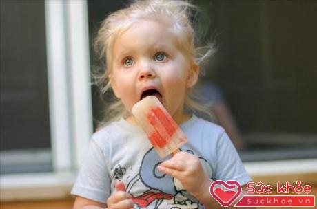 Theo lương y Bùi Hồng Minh, nếu chẳng may dính lưỡi vào đá lạnh hay đang ăn kem mà bị dính chặt vào lưỡi, bạn cần hết sức bình tĩnh.