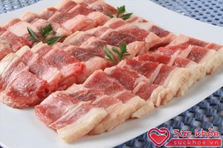 Một gia đình phải nhập viện do ăn thịt lợn để lâu trong tủ lạnh.