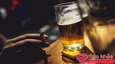 Hai yếu tố chính gây hoại tử vô khuẩn chỏm xương đùi là rượu bia và thuốc lá.
