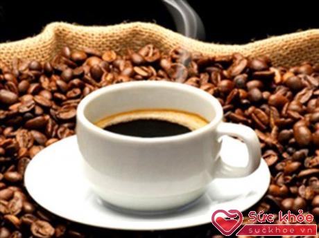 Người bệnh xơ gan nên tránh các đồ uống có chất kích kích khó dung nạp như cà phê.