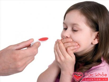 Cho trẻ uống thuốc mỗi khi ốm, bệnh giống như 'cực hình' với cả con và bố mẹ (Ảnh minh họa)