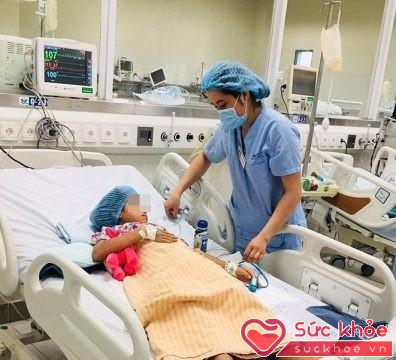 Bé gái 11 tuổi ngộ độc sau khi ăn thịt cóc đang được điều trị tại khoa Hồi sức cấp cứu - Bệnh viện Nhi Trung ương . Ảnh: Vy Hiếu.