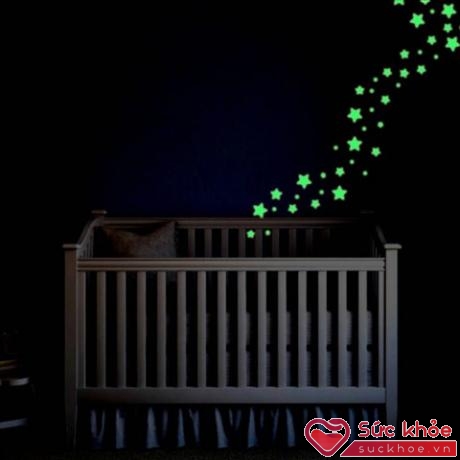 Phòng ngủ tối với ánh đèn ngủ không quá sáng là điều kiện tốt nhất để trẻ có được một giấc ngủ ngon (Ảnh minh họa).