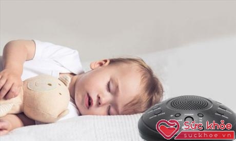 Sử dụng tiếng ồn trắng thể giúp bé quen với tiếng ồn trong lúc ngủ mà không bị gián đoạn (Ảnh minh họa).
