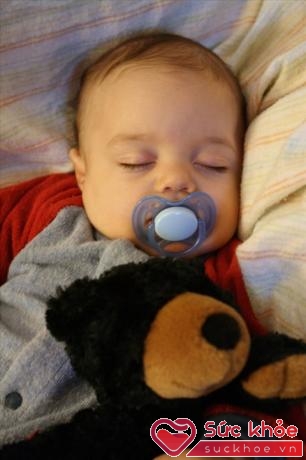 Việc cho trẻ thường xuyên sử dụng núm vú giả khi ngủ có thể trở thành thói quen khó bỏ (Ảnh minh họa).