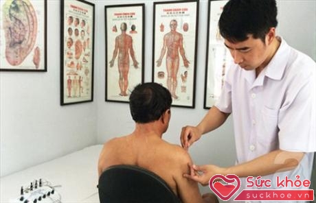 BS Đông y Nguyễn Hữu Trường thăm khám bệnh nhân.