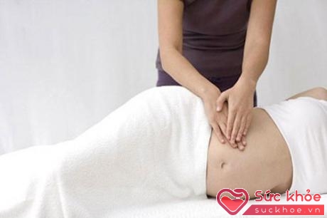 Massage trị liệu giúp cơ được thư giãn và toàn thân bớt căng thẳng. (ảnh minh họa)