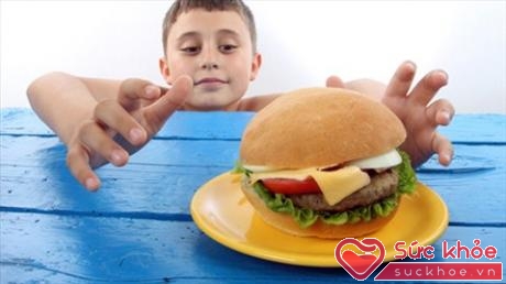 Đồ ăn nhanh sẽ khiến trẻ dễ bị thừa cân, béo phì 
