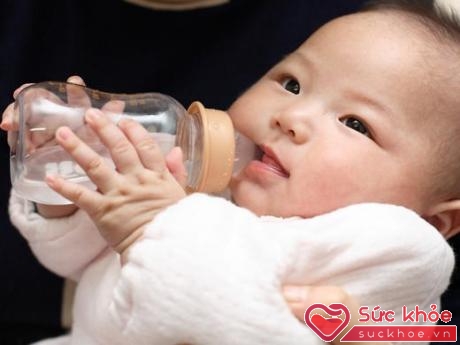 Bổ sung thêm nước để làm giảm tình trạng táo bón ở trẻ sơ sinh. Ảnh minh họa