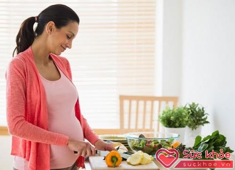 Chế độ ăn nhiều rau xanh sẽ giúp mẹ bầu hạn chế táo bón.