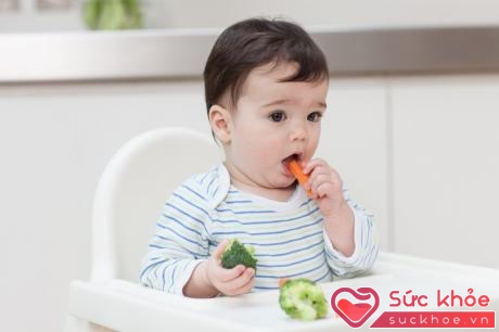 Cha mẹ nên cho trẻ ăn các loại thức ăn có nhiều chất, các loại rau xanh, đặc biệt là các loại rau có tính chất nhuận tràng. (Ảnh minh họa)