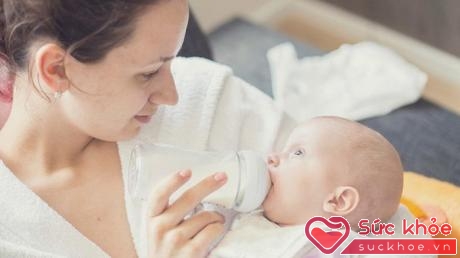 Trẻ dưới 6 tháng tuổi không có điều kiện bú sữa mẹ mà phải dùng sữa ngoài, bố mẹ nên chọn loại sữa có bổ sung thêm chất xơ hòa tan cho con. (Ảnh minh họa)