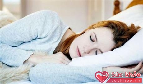 Tập trung vào việc hít thở sẽ giúp bạn đi vào giấc ngủ sâu dễ dàng hơn