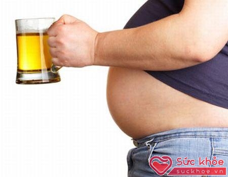 Uống nhiều bia là một trong những nguyên nhân gây béo bụng ở nam giới