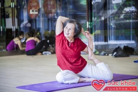 Người cao tuổi tập yoga giúp cải thiện giấc ngủ.