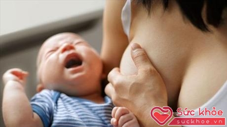 Việc bé quấy khóc và từ chối bú mẹ có thể do bé bị ốm hoặc khó chịu, hãy tìm hiểu nguyên nhân và điều trị trước khi cho bé bú lại (Ảnh minh họa).