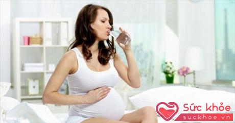 Uống nhiều nước là cách đơn giản giúp mẹ bầu đối phó với bệnh trĩ trong thai kỳ
