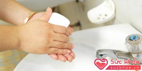 Rửa tay bằng xà phòng giúp phòng ngừa bệnh TCM.