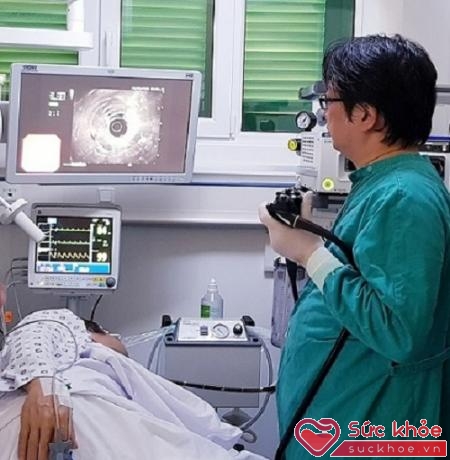 Người bệnh đang được nội soi siêu âm gây mê tại trung tâm kỹ thuật cao và tiêu hóa Hà Nội bởi giáo sư hàng đầu của thế giới về siêu âm nội soi.