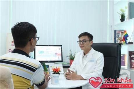 Bác sĩ tư vấn cho một người đàn ông về vấn đề quan hệ tình dục vợ chồng.